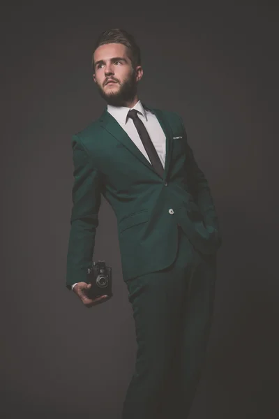 Biznes moda mężczyzna nosi zielony garnitur, biała koszula i bla — Zdjęcie stockowe