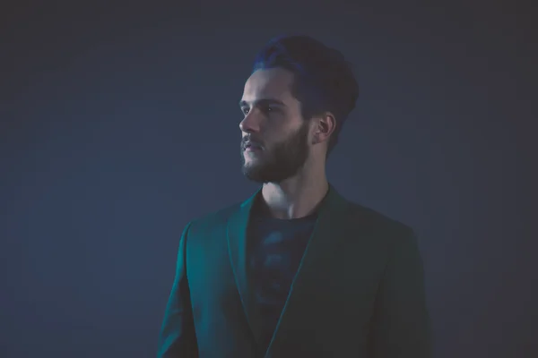 Hombre de pelo azul y barba marrón con traje verde. Fash masculino — Foto de Stock