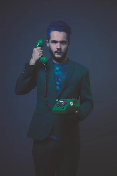 Hombre de pelo azul y barba marrón con traje verde. Llamadas w — Foto de Stock