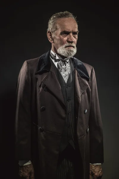 Typischer älterer Mann mit grauen Haaren und Bart. Gestüt — Stockfoto