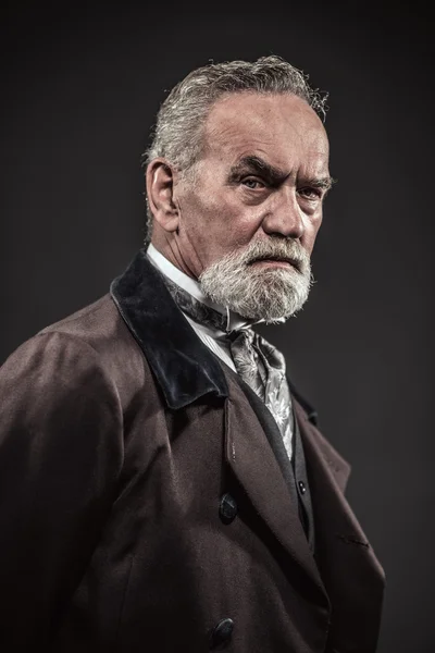 Vintage characteristic senior man with gray hair and beard. Stud — Stock Photo, Image