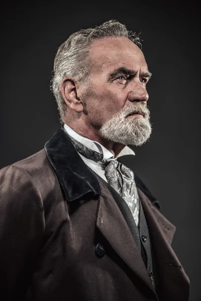 Vintage caractéristique senior homme avec cheveux gris et barbe. Goujon — Photo