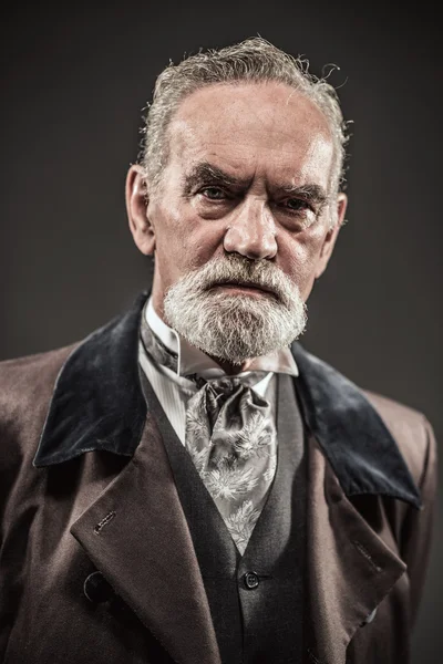 Vintage caractéristique senior homme avec cheveux gris et barbe. Goujon — Photo