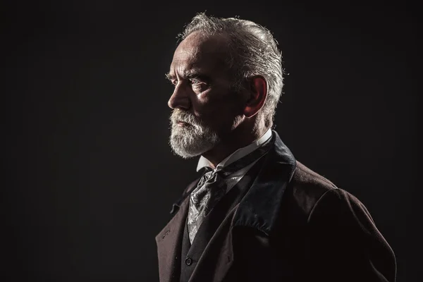 Hombre senior característico vintage con pelo gris y barba. Perno — Foto de Stock