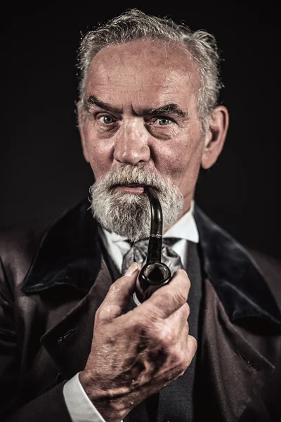 Pipe smoking vintage characteristic senior man with gray hair an — Stock Photo, Image