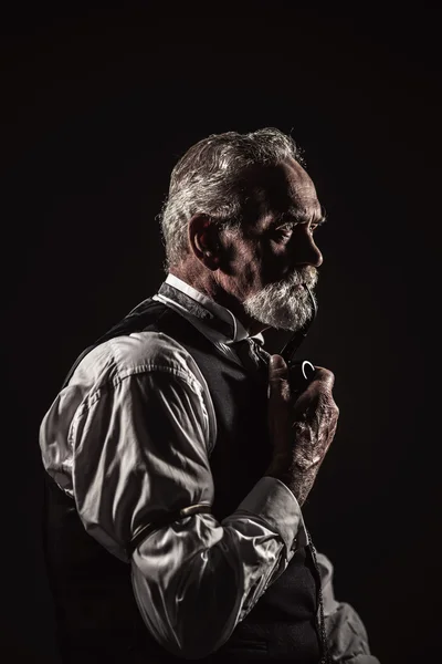Pfeife rauchender alter Mann mit grauen Haaren — Stockfoto