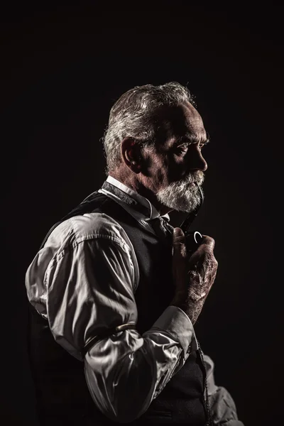 Pipe smoking vintage characteristic senior man with gray hair an — Stock Photo, Image