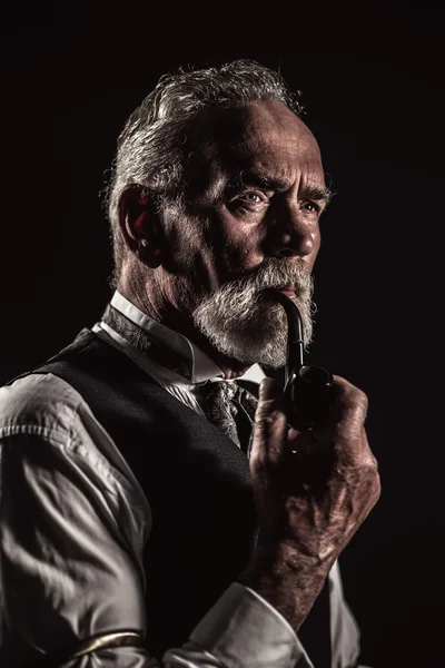 Pipe smoking vintage characteristic senior man with gray hair an — Stock Photo, Image