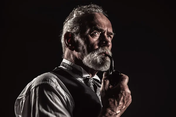 Pipe smoking vintage characteristic senior man with gray hair an — Stock Photo, Image