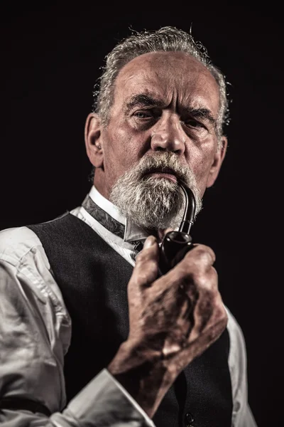 Pipe smoking vintage characteristic senior man with gray hair an — Stock Photo, Image