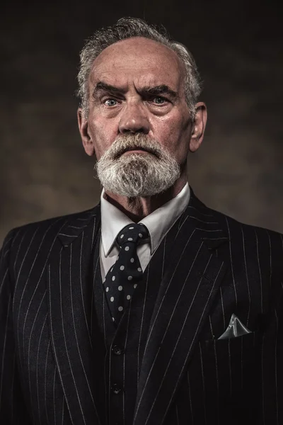 Caratteristico uomo d'affari anziano con capelli grigi e abbigliamento barba — Foto Stock