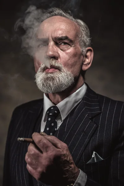 Cigare fumeur caractéristique senior homme d'affaires avec les cheveux gris — Photo