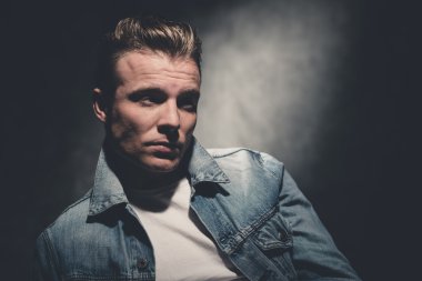 Retro ellili serin isyan moda erkek beyaz gömlek giymiş ve