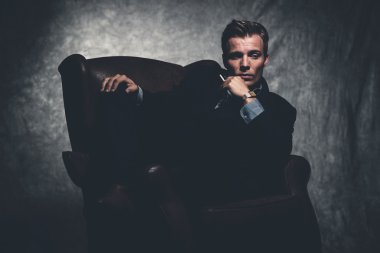 Retro ellili sigara sigara serin iş moda adam nedir