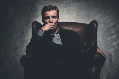 Retro ellili sigara sigara serin iş moda adam nedir