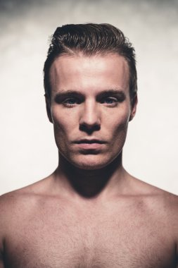 slick ile yakışıklı genç sarışın taradı. erkek güzellik sh