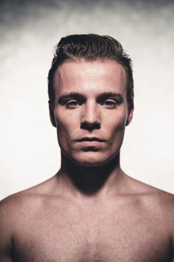 slick ile yakışıklı genç sarışın taradı. erkek güzellik sh