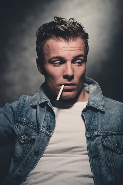 Cigarettrökning retro femtiotalet cool uppror mode man weari — Stockfoto
