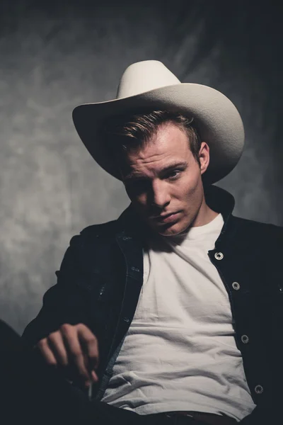 Retro cincuenta vaquero rebelión moda hombre con sombrero blanco y — Foto de Stock