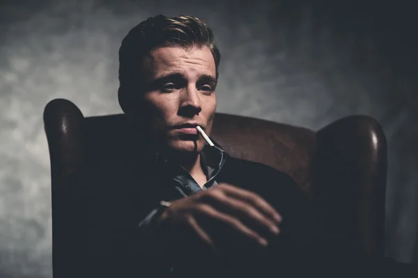 Fumo di sigaretta retrò anni cinquanta cool business moda uomo wearin — Foto Stock