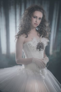 Bale moda stil esmer kadın.