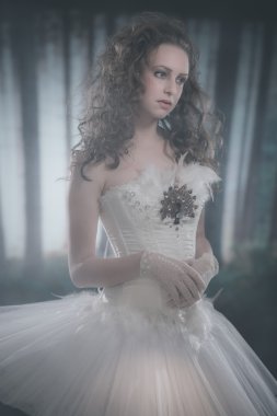 Bale moda stil esmer kadın.