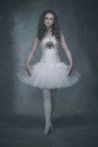 Balletto stile moda donna bruna . — Foto Stock