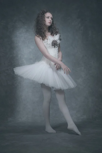 Ballet style mode brunette femme . — Photo