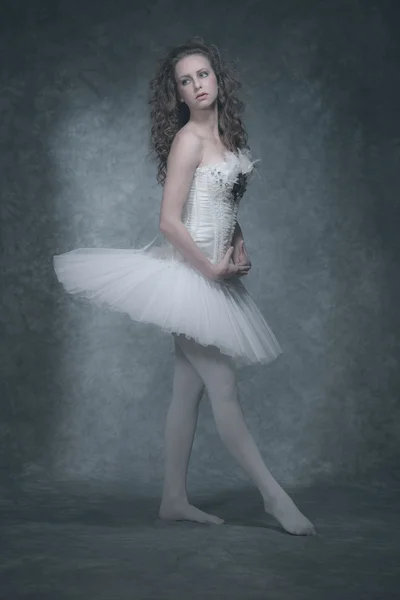 Ballet style mode brunette femme . — Photo