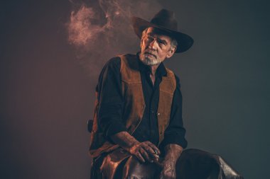 Sigara İçilmeyen eski kaba batı kovboy gri sakal ve b