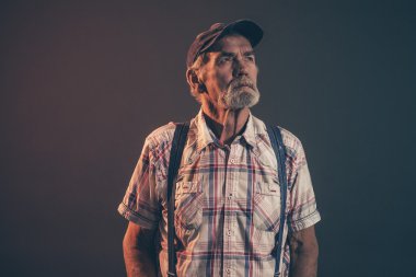 Gri saç ve sakal Mavi giyen ile karakteristik komuta sizde 