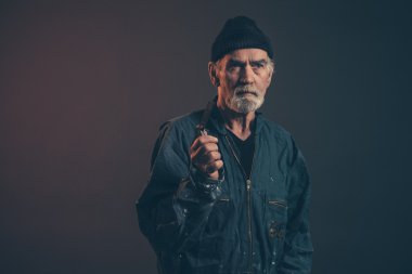 Gri saç ve sakal sürgülü t beve holding ile üst düzey marangoz