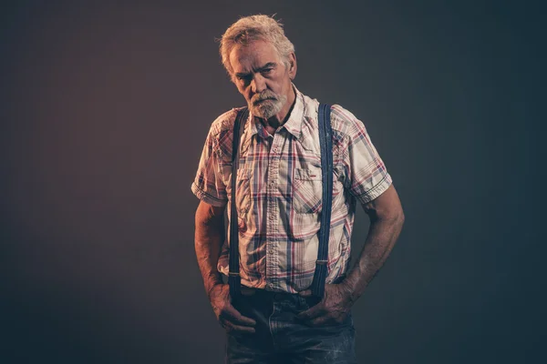 Charakteristické starší muž s šedými vlasy a vousy nosit kontrola — Stock fotografie