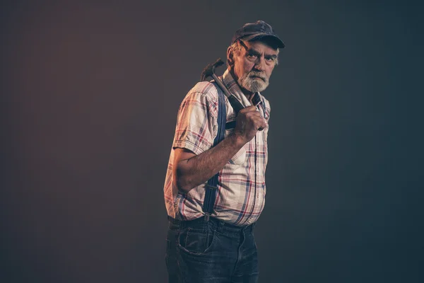 Carpintero macho mayor con pelo gris y barba sosteniendo un martillo —  Fotos de Stock