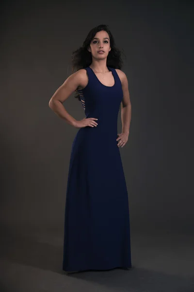 Menina adolescente morena bonita usando vestido azul. Estúdio moda — Fotografia de Stock