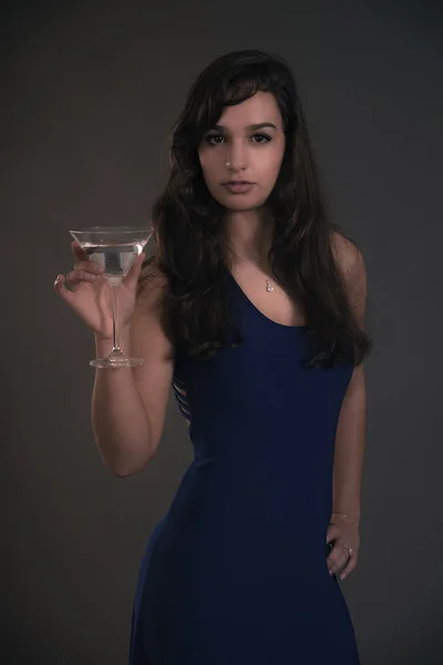 Vrij brunette tiener meisje houden cocktailglas dragen blauw — Stockfoto