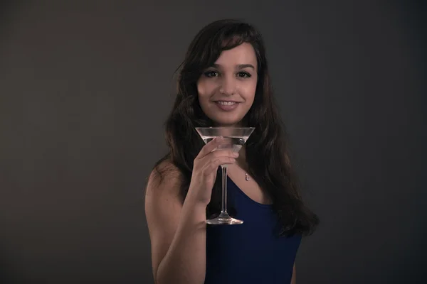 Menina adolescente morena bonita segurando copo de cocktail vestindo azul — Fotografia de Stock