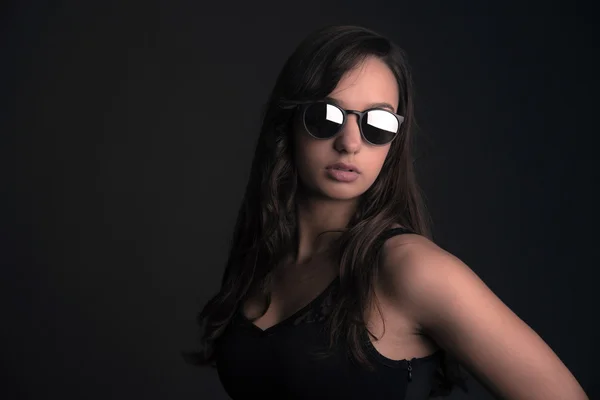 Nastoletnie brunetka dziewczyna moda nosi okulary. Długie brązowe hai — Zdjęcie stockowe