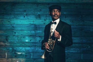 Vintage Afrikalı-Amerikalı üst düzey caz müzisyeni trompet fr içinde
