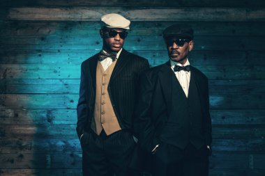 Eski ahşap wa önünde iki vintage Afro-Amerikan gangster