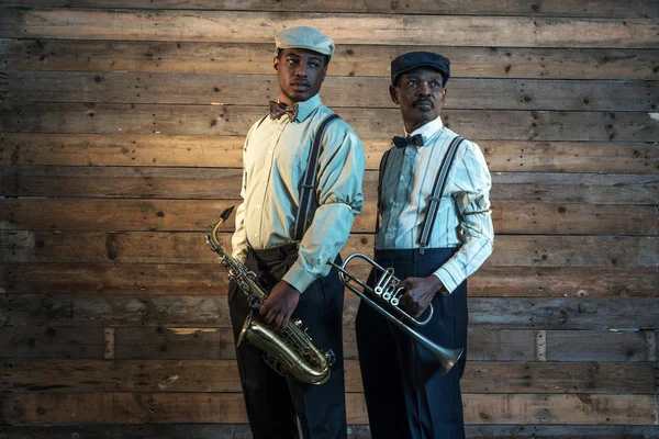 Twee Afro-Amerikaanse jazz muzikanten met trompet en saxofoon s — Stockfoto