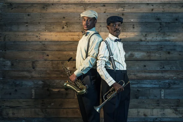 Dos músicos afroamericanos de jazz con trompeta y saxofón —  Fotos de Stock