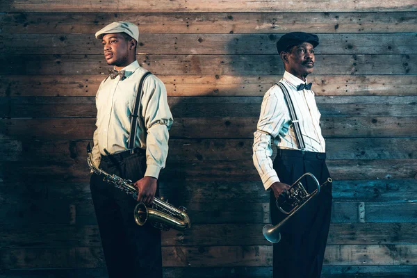 Dos músicos afroamericanos de jazz con trompeta y saxofón — Foto de Stock
