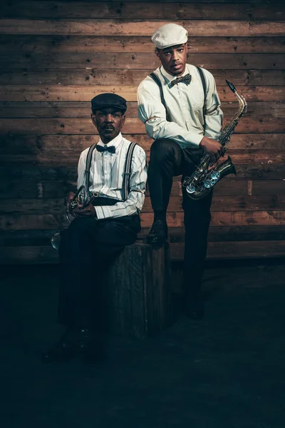 Deux musiciens de jazz afro-américains avec trompette et saxophone s — Photo