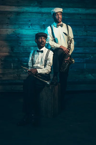 Twee Afro-Amerikaanse jazz muzikanten met trompet en saxofoon s — Stockfoto