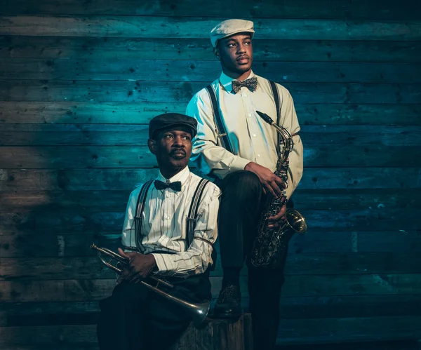 Dos músicos afroamericanos de jazz con trompeta y saxofón —  Fotos de Stock