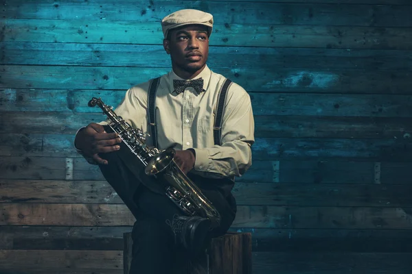 Músico de jazz afro-americano com saxofone na frente do velho wo — Fotografia de Stock