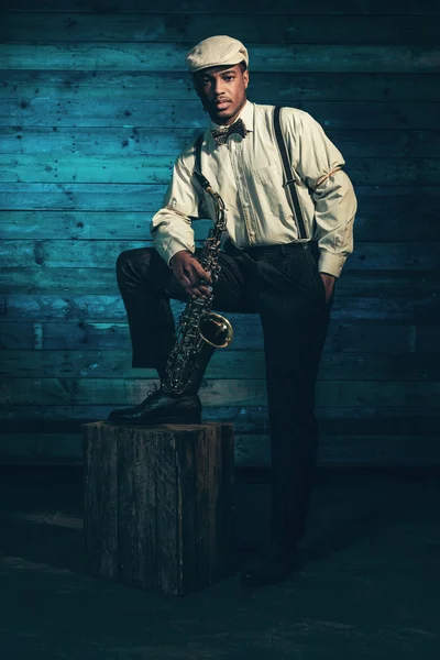 African american jazz musician with saxophone in front of old wo — Stock Photo, Image