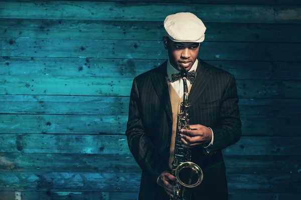 Vintage afroamericano músico de jazz con saxofón en frente o —  Fotos de Stock