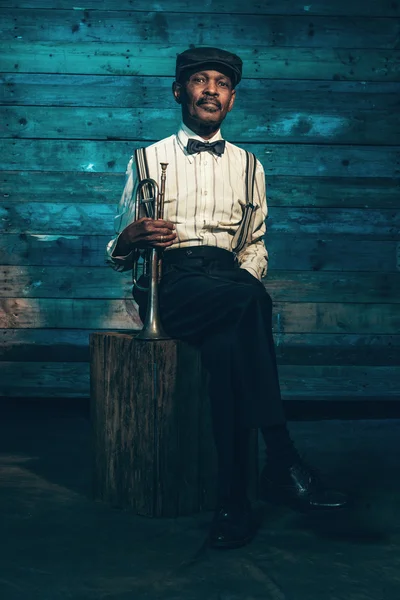 Vintage afroamerikanska ledande jazzmusiker med trumpet i fr — Stockfoto